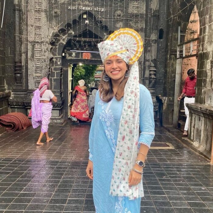 अस्सल मराठमोळ्या पद्धतीचा फेटा बांधून संस्कृतीने मराठी संस्कार दाखवून दिल्याचं पाहायला मिळत आहे. 