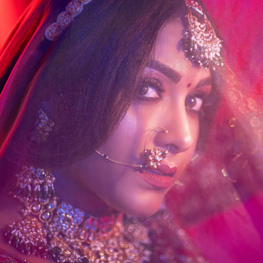 हेवी वर्क असलेला घागरा आणि त्याला साजेशी ज्वेलरी घालून तिने एक कमाल फोटोशूट केलं आहे. 