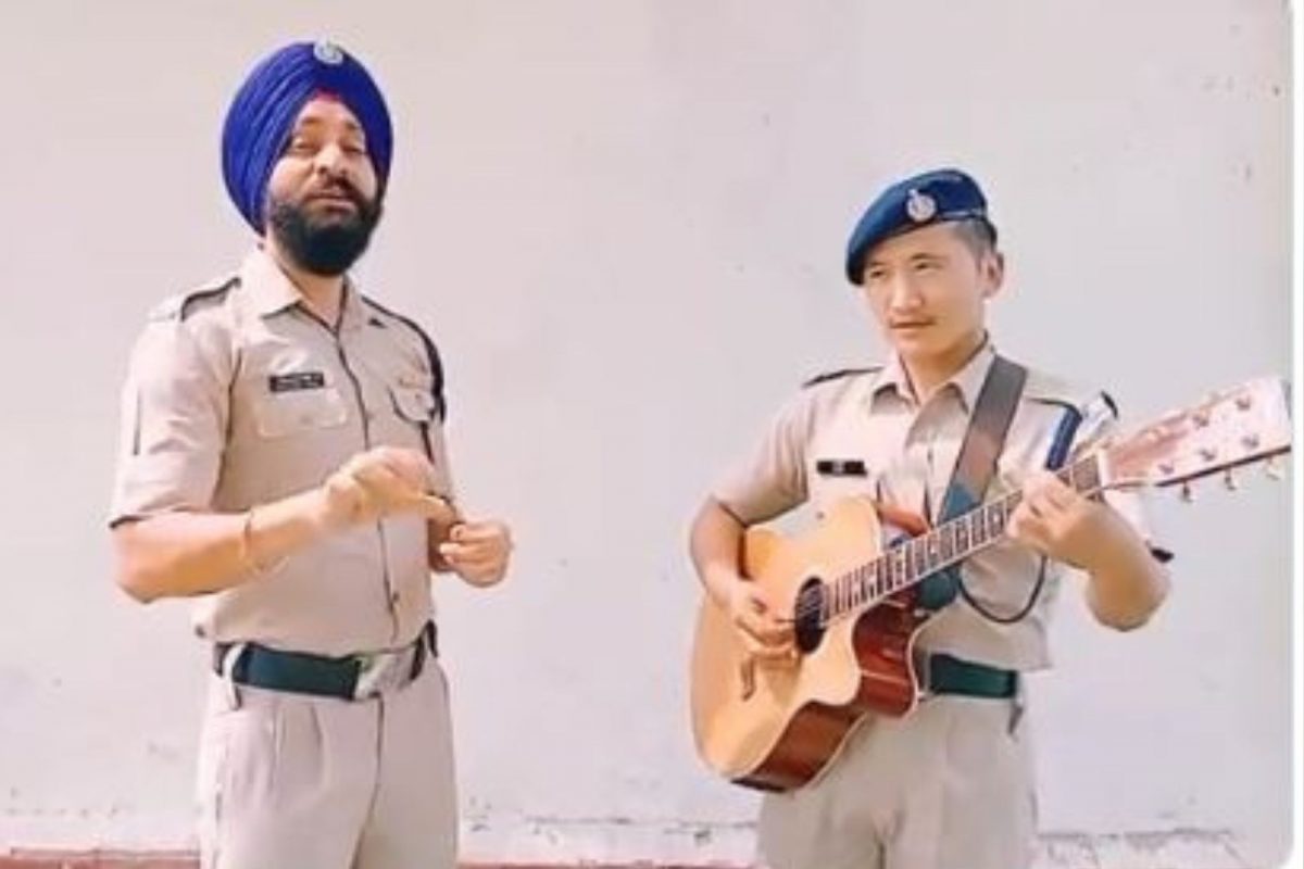 ITBP जवानाच्या गाण्याचा VIDEO सोशल मीडियावर होतोय VIRAL; आवाज ऐकून भलेभले थक्क