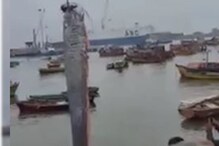 मच्छिमारांच्या गळाला लागला तब्बल 16 फुटांचा मासा;जोडला जातोय भूकंपाशी संबंध मच्छिमारांच्या गळाला लागला तब्बल 16 फुटांचा मासा;जोडला जातोय भूकंपाशी संबंध