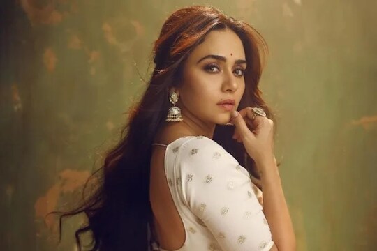 Amruta khanvilar