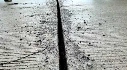 मुंबई गोवा महामार्गावरील कामथे घाटात रस्ता खचून मोठे तडे गेल्याची घटना समोर आली आहे. 