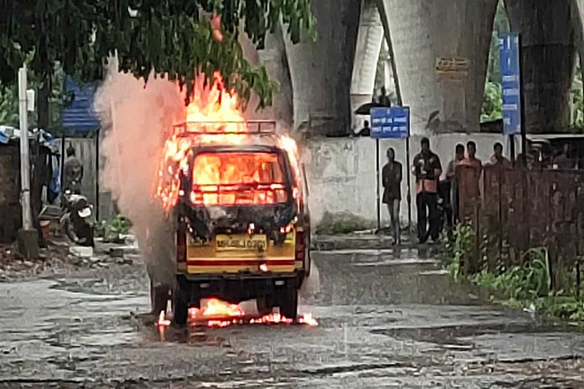 सीएनजी भरल्यावर निघाली स्कूल व्हॅन अन् धावताना लगेचच घेतला पेट, चालकाची उडी तर...; पाहा VIDEO