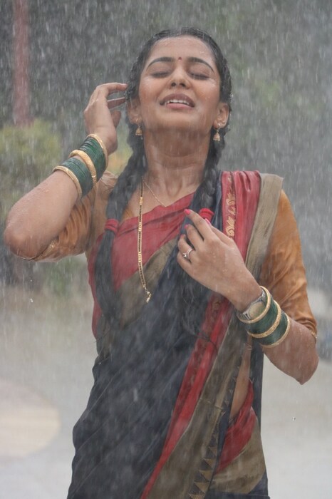 प्रेमाच्या या गोड नात्याची सुरुवात वरुणराजाच्या हजेरीने होणार आहे.