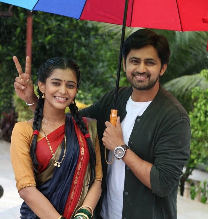 गेल्या दोन दिवसांपासून मुंबईत मुसळधार पाऊस सुरु आहे. त्यामुळे अनेक आव्हानांचा सामना करत मुरांबा मालिकेच्या संपूर्ण टीमने या खास भागाचं शूटिंग पूर्ण केलं.