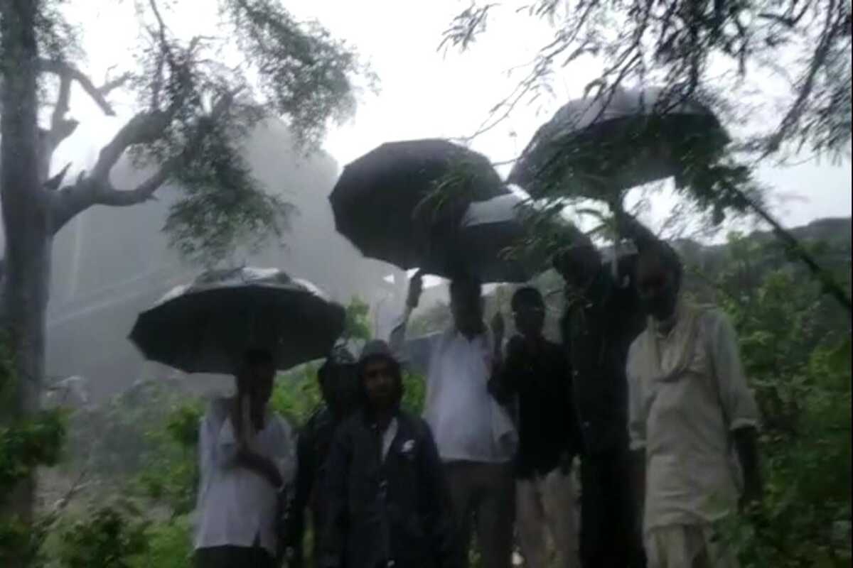 घटनास्थळी उपस्थित असलेले लोक.