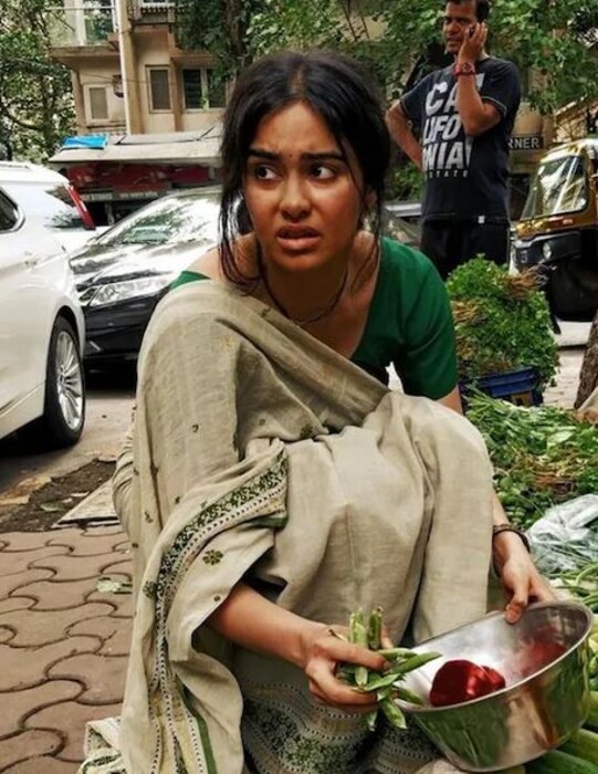 व्हायरल होत असलेल्या फोटोमधील अभिनेत्री ही अदा शर्मा आहे. या फोटोमध्ये अदा एका मळकट साडीमध्ये रस्त्याकडेला बसून भाजीपाला विकताना दिसून येत आहे. 