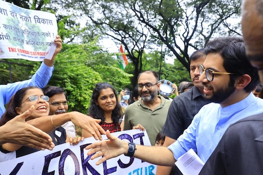
 राष्ट्रीय बाल अधिकार आयोगाच्या वतीने आदित्य ठाकरे यांच्यावर गुन्हा दाखल करण्यासाठी मुंबई पोलीस आयुक्तांना नोटीस बजावण्यात आली 