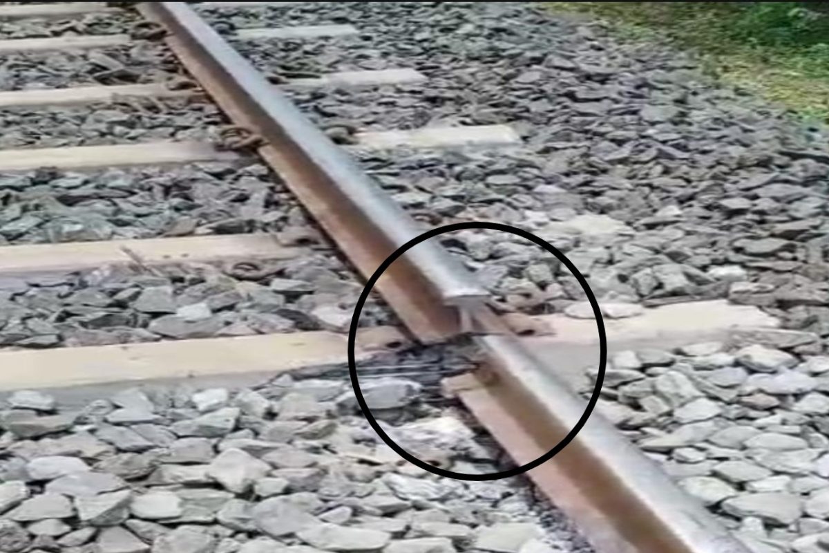 Amaravati Railway : मालवाहतूक रेल्वे गेली अन् रेल्वे रूळ तुटला, प्रवासी रेल्वेची मोठी दुर्घटना टळली