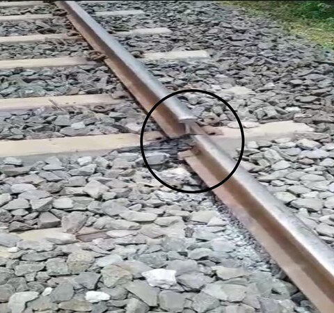 तरूणाच्या माहितीने रेल्वे प्रशासन तातडीने जागे होत परस्थिती नियंत्रणात आणली. मालवाहतूक गाडी गेल्यावर रेल्वे रूळ तुटल्याची माहिती समोर आली आहे.