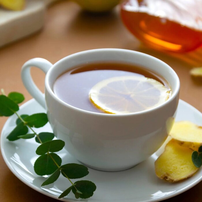 चहा आणि लिंबू : अनेक जण लिंबू घातलेला चहा (Lemon Tea) पिण्याचा सल्ला देतात. कारण काही लोकांना वाटते की यामुळे वजन कमी होते. परंतु असा चहा आपल्यासाठी हानीकारकदेखील ठरू शकतो. चहामध्ये लिंबाचा रस मिसळल्याने ते अ‍ॅसिडिक बनते आणि यामुळे शरीरात जळजळ होऊ शकते. सकाळी रिकाम्या पोटी लिंबू चहा प्यायल्यास अ‍ॅसिड रिफ्लक्स आणि छातीत जळजळ या समस्यादेखील उद्भवतात. 