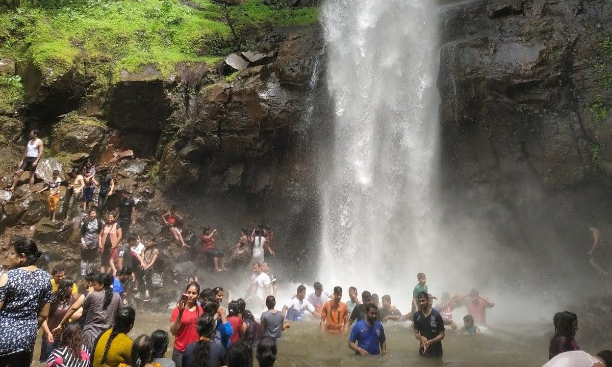 Kolhapur Rain : धबधब्यात अंघोळीला गेले अन् 80 जण अडकले, कोल्हापूर जिल्ह्यात घडली थरारक घटना
