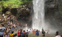 धबधब्यात अंघोळीला गेले अन् 80 जण अडकले, कोल्हापूर जिल्ह्यात घडली थरारक घटना धबधब्यात अंघोळीला गेले अन् 80 जण अडकले, कोल्हापूर जिल्ह्यात घडली थरारक घटना