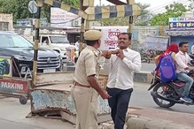 वाहतूक पोलिसाने दुचाकी थांबवल्याचा राग, होमगार्डकडून भररस्त्यात पोलिसाला मारहाण वाहतूक पोलिसाने दुचाकी थांबवल्याचा राग, होमगार्डकडून भररस्त्यात पोलिसाला मारहाण