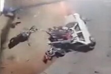 बाईक घसरताच वरून कोसळली कार, मौत का कुआंमध्ये चिरडले बाईकर; अपघाताचा LIVE VIDEO बाईक घसरताच वरून कोसळली कार, मौत का कुआंमध्ये चिरडले बाईकर; अपघाताचा LIVE VIDEO
