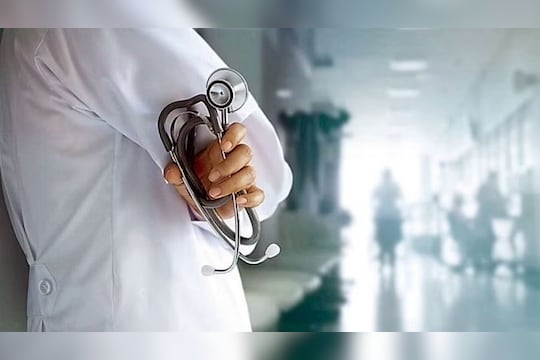 Jalgaon Bogus Doctor : जळगाव जिह्यात मुन्नाभाई डॉक्टरांचा सुळसुळाट, अधिकारी येताच पळाले