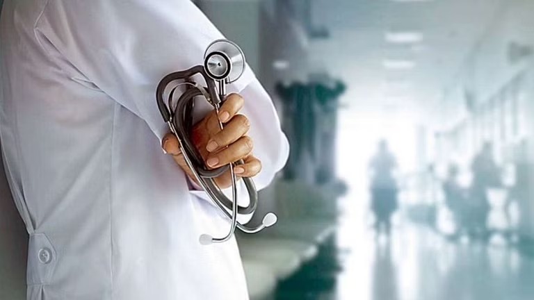 Jalgaon Bogus Doctor : जळगाव जिह्यात मुन्नाभाई डॉक्टरांचा सुळसुळाट, अधिकारी येताच पळाले