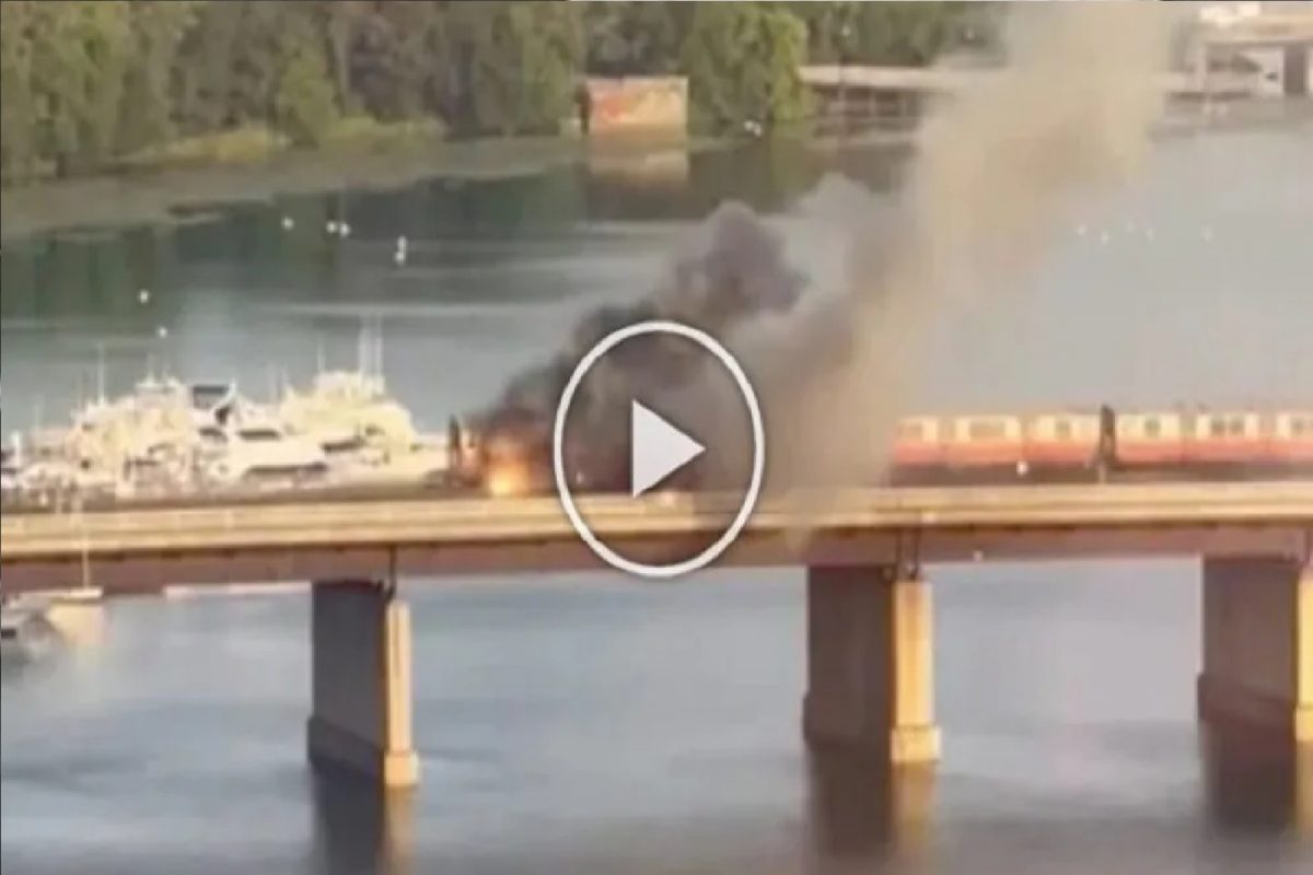 नदीच्या पुलावर ट्रेनला लागली आग, जीव वाचवण्यासाठी प्रवाशांनी खिडकीतून धडाधड उड्या मारल्या शेवटी...; Burning Train चा थरारक Video