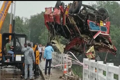 मुसळधार पाऊस सुरू असताना अचानक चालकाचे नियंत्रण सुटले आणि पुलावरून बस नर्मदा नदीत कोसळली.