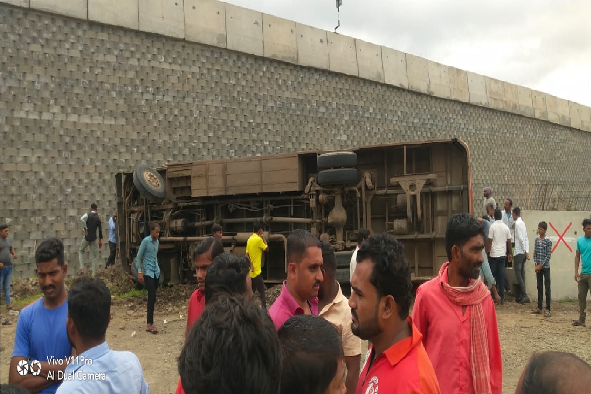 सोलापूर - गाणगापूर बसचा अक्कलकोट-मैंदर्गी रस्त्यावर अपघात झाला आहे.
