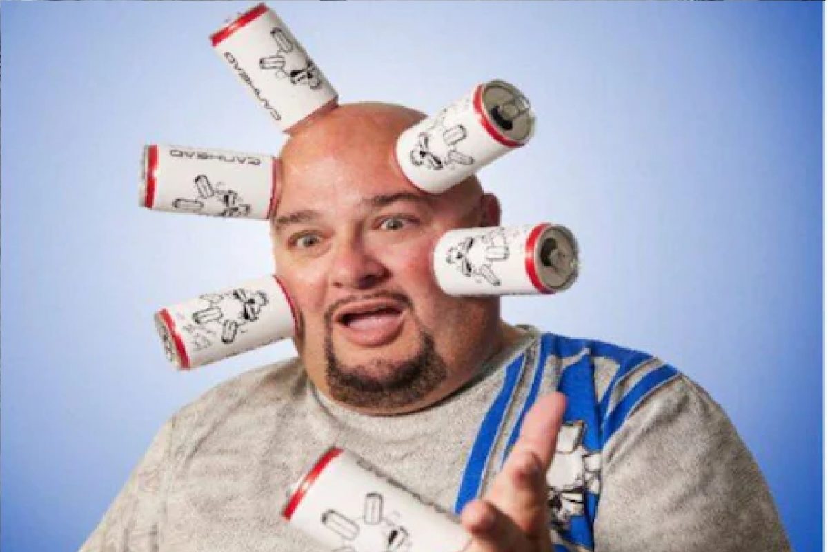 VIDEO - व्यक्तीने ग्लूशिवाय शरीरावर चिकटवले बिअर कॅन; तुम्हीही असं करून दाखवलं तर होऊ शकतो World Record