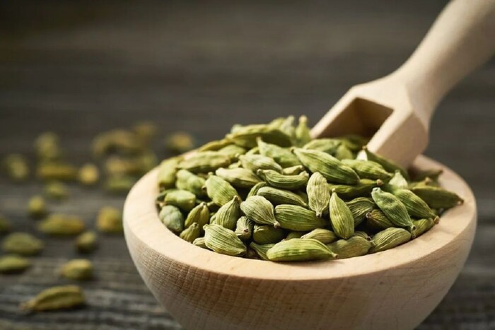 वेलची केस तुटणे आणि गळणे या समस्या दूर करण्यास मदत करते. वेलची केस जाड, मजबूत आणि follicles मजबूत ठेवण्यास मदत करते. त्वचेचे सौंदर्य वाढवण्यासदेखील वेलची उपयुक्त ठरते. वेलची त्वचेवरील काळे डाग कमी करते.