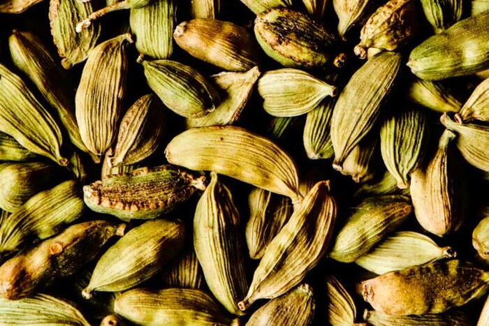 बद्धकोष्ठता ही आणखी एक समस्या आहे. जी आजकाल बहुतेक लोकांना भेडसावत आहे. चहा किंवा इतर कोणत्याही स्वरूपात घेतलेली असो. वेलची पचनक्रिया सुधारते आणि बद्धकोष्ठता कमी करते. वेलची गॅसची समस्या दूर करते. 