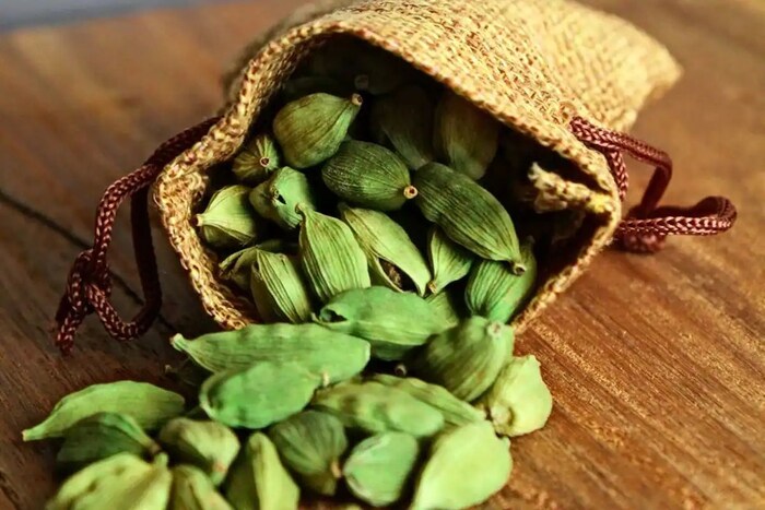 शुक्राणूंची कमी संख्या हे अनेक पुरुषांमध्ये वंध्यत्वाचे मुख्य कारण आहे. दररोज 1 ते 2 वेलची खाल्ल्याने काही प्रमाणात शुक्राणूंची संख्या वाढू शकते. यामुळे नपुंसकत्वासारख्या लैंगिक समस्या दूर व्हायला मदत होते. 