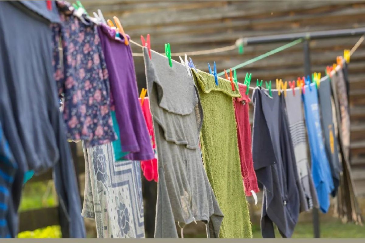 Clothes Drying Tips : पावसाळ्यातही कपडे सुकवण्याचं आता नो टेन्शन; या सोप्या पद्धतीने झटपट वाळतील