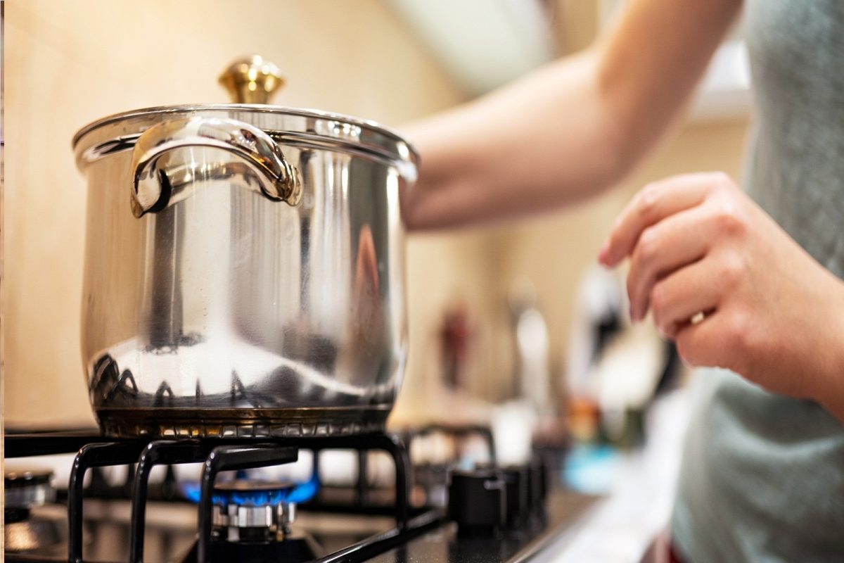 वास्तुशास्त्रानुसार स्वयंपाकघरात स्टोव्ह, शेगडी नेहमी दक्षिण-पूर्व दिशेला ठेवावी. यामुळे मनःशांती मिळते.