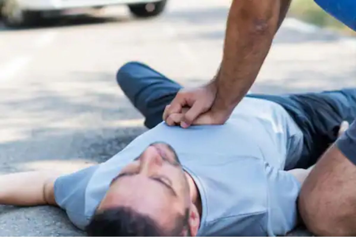 हृदयविकाराच्या स्थितीत CPR ने कसा वाचवला जाऊ शकतो जीव? ही आहे टेक्निक