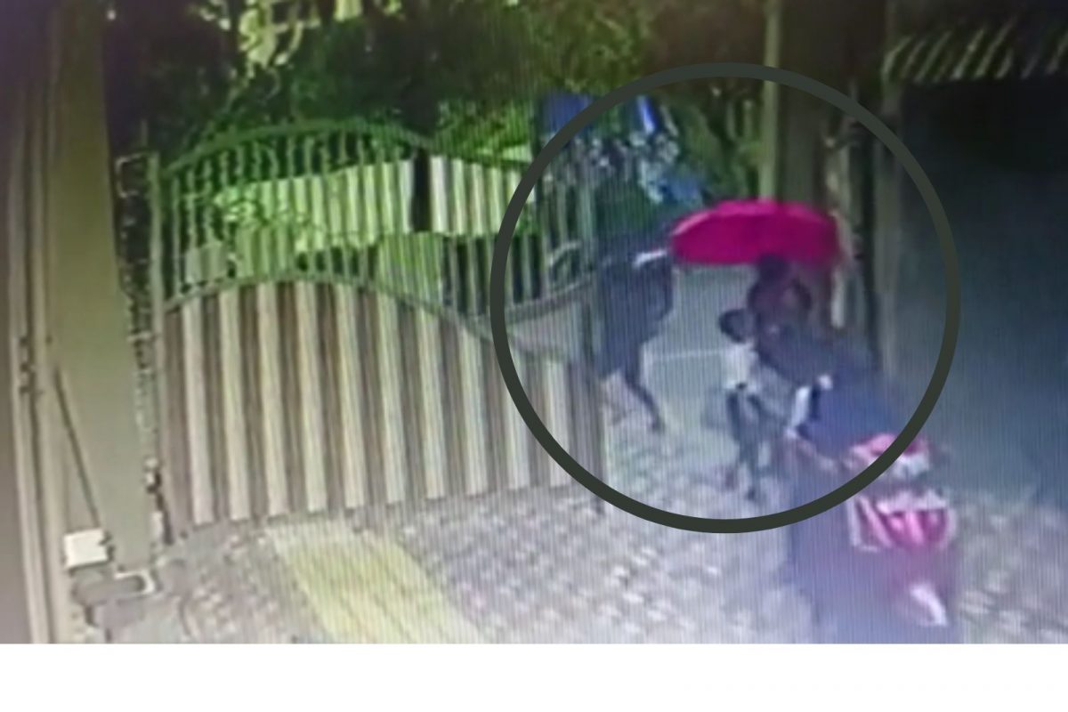 मुंबई : एका हातात लेकाचा हात, दुसरीकडे छत्री; तेवढ्यात चोरांनी साधला डाव, धक्कादायक Video सीसीटीव्हीत कैद