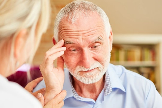 घरातील वृद्धांना असतो डिमेन्शियाचा धोका, ही आहेत सुरुवातीची आणि सामान्य लक्षणं