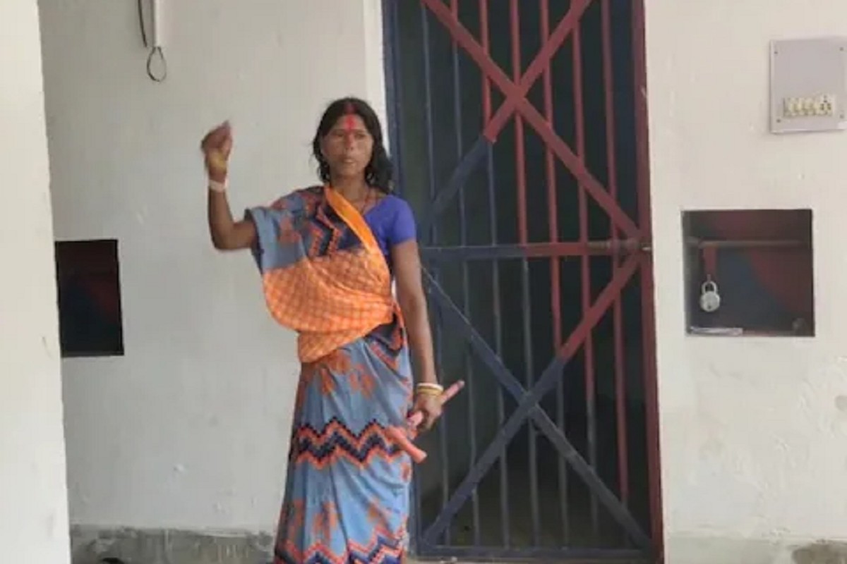 अशी ही 'दुर्गा', दारुड्या नवऱ्याला जेलमधून सोडण्यासाठी महिलेचा किळसवाणा धिंगाणा