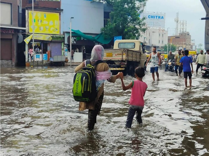 गुजरातमधील या मुसळधार पावसाचा सर्वसामान्य जनतेला मोठा फटका बसला आहे. यामुळे अनेक जण बेघर झाल्याची परिस्थिती याठिकाणी निर्माण झाली आहे. 