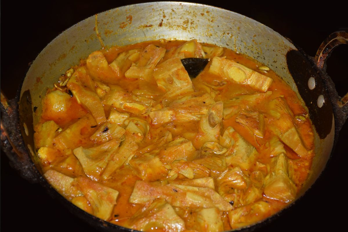 Health Tips : जुनी माणसं सांगतात 'कढईत जेवण करू नये', परंतु काय आहे यामागचे वैज्ञानिक कारण?