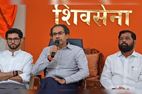 CM Eknath Shinde : सीएम शिंदेंना गुरू पोर्णिमेलाच धनुष्यबाण आणि उद्धव ठाकरेंचा विसर, चर्चेला उधाण
