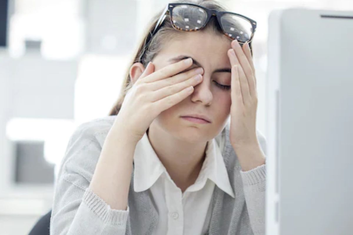 Eye Strain : स्क्रीनच्या वापराने डोळ्यांवर ताण आलाय? हे आय मास्क डोळ्यांचा थकवा क्षणात करतील दूर