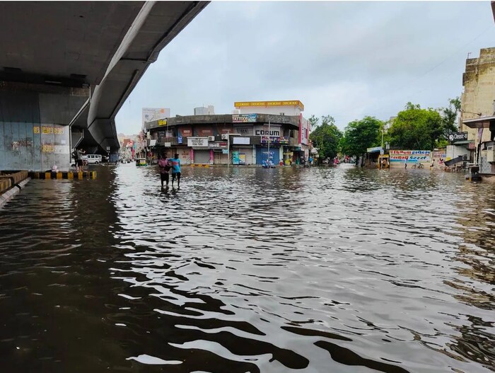 दक्षिण गुजरातमध्ये नद्यांच्या पाणीपातळीत वाढ झाल्याने सखल भाग जलमय झाले. गुजरातेतील नवसारी आणि वलसाड या जिल्ह्यांतील 700पेक्षा अधिक जणांना सुरक्षित स्थळी स्थलांतर करण्यात आले आहे.
