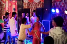एका महिलेसोबत डान्स करण्यासाठी लग्नात 2 पुरुषांचा राडा; शेवट काय पाहा VIDEO एका महिलेसोबत डान्स करण्यासाठी लग्नात 2 पुरुषांचा राडा; शेवट काय पाहा VIDEO