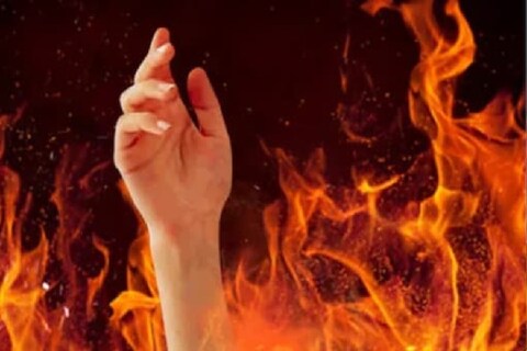 पत्नी-पत्नीच्या (Husband-Wife) नात्याला काळिमा फासणारी एक भयंकर घटना घडली आहे. पतीनं भरदिवसा पत्नीवर पेट्रोल टाकून तिला पेटवून दिलं.