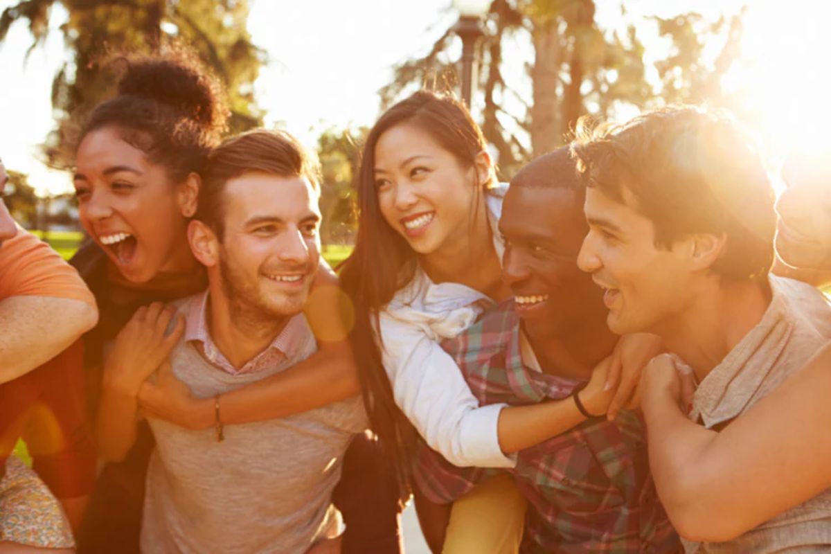 Friendship benefits : तेरी मेरी यारी आजारांवरही भारी! मैत्रीमुळे कमी होतो 'या' आजारांचा धोका