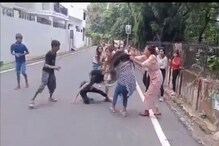 VIDEO - झिंझ्या उपटल्या, काठीने बदडलं; एका BF साठी भररस्त्यात 2 तरुणींची फायटिंग