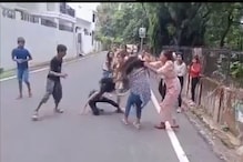 VIDEO - झिंझ्या उपटल्या, काठीने बदडलं; एका BF साठी भररस्त्यात 2 तरुणींची फायटिंग VIDEO - झिंझ्या उपटल्या, काठीने बदडलं; एका BF साठी भररस्त्यात 2 तरुणींची फायटिंग