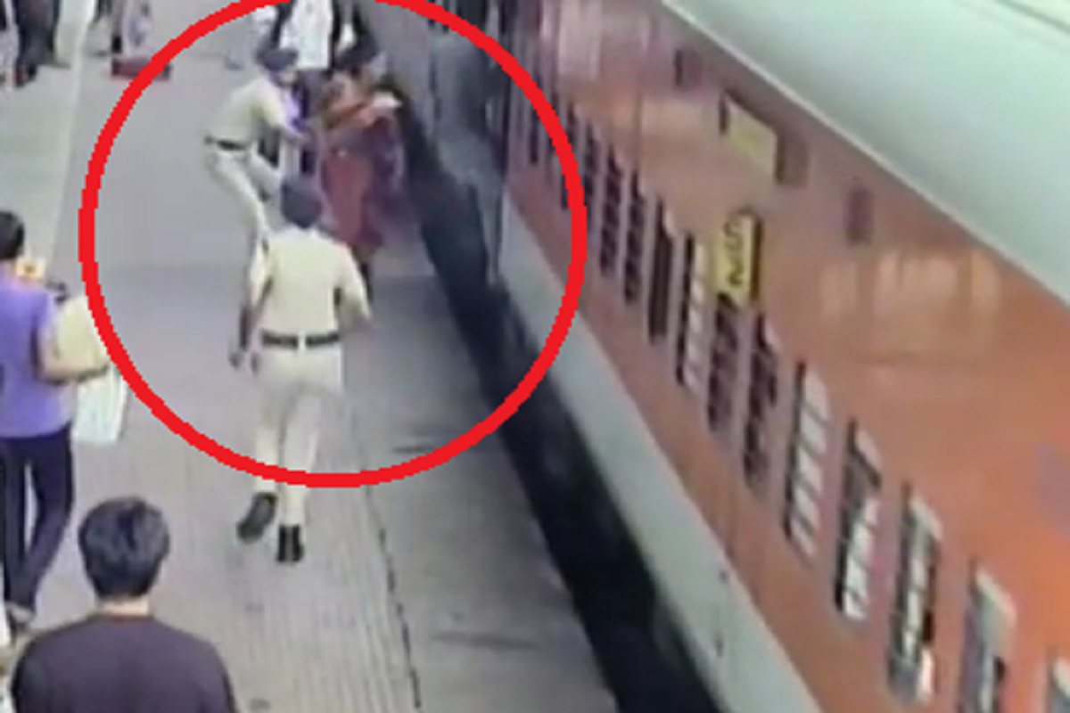 VIDEO : गोंदिया रेल्वे स्थानकावर भयानक थरार, एक महिला जमिनीवर कोसळली, दुसरी ट्रेनला लटकली आणि...