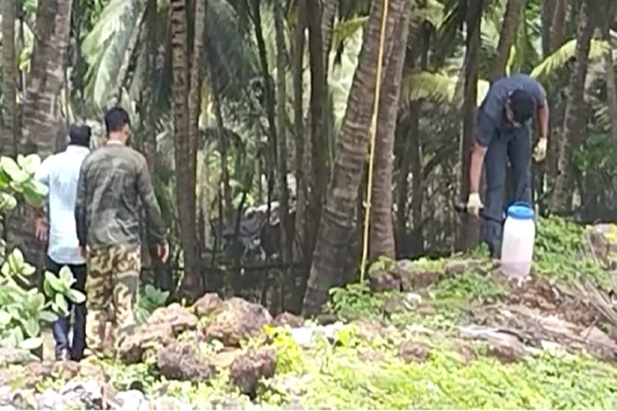 VIDEO : रत्नागिरीत गुहागरच्या समुद्रकिनारी स्फोटक सदृश्य वस्तू, परिसरात खळबळ