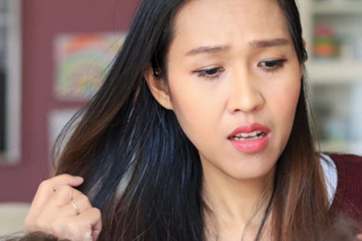 प्रसूतीनंतर महिलांना करावा लागतो केसगळतीचा सामना, 'हे' घरगुती उपाय वापरून घ्या केसांची काळजी