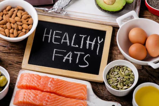 शरीरासाठी आवश्यक असतात हेल्दी फॅट्स, दिवसभर चार्ज राहण्यासाठी नक्की खा 'हे' पदार्थ