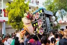 VIDEO - 'मोहब्बत रंग लाने वाली थी' की चवताळला घोडा, वरातीतून वऱ्हाडी रुग्णालयात VIDEO - 'मोहब्बत रंग लाने वाली थी' की चवताळला घोडा, वरातीतून वऱ्हाडी रुग्णालयात