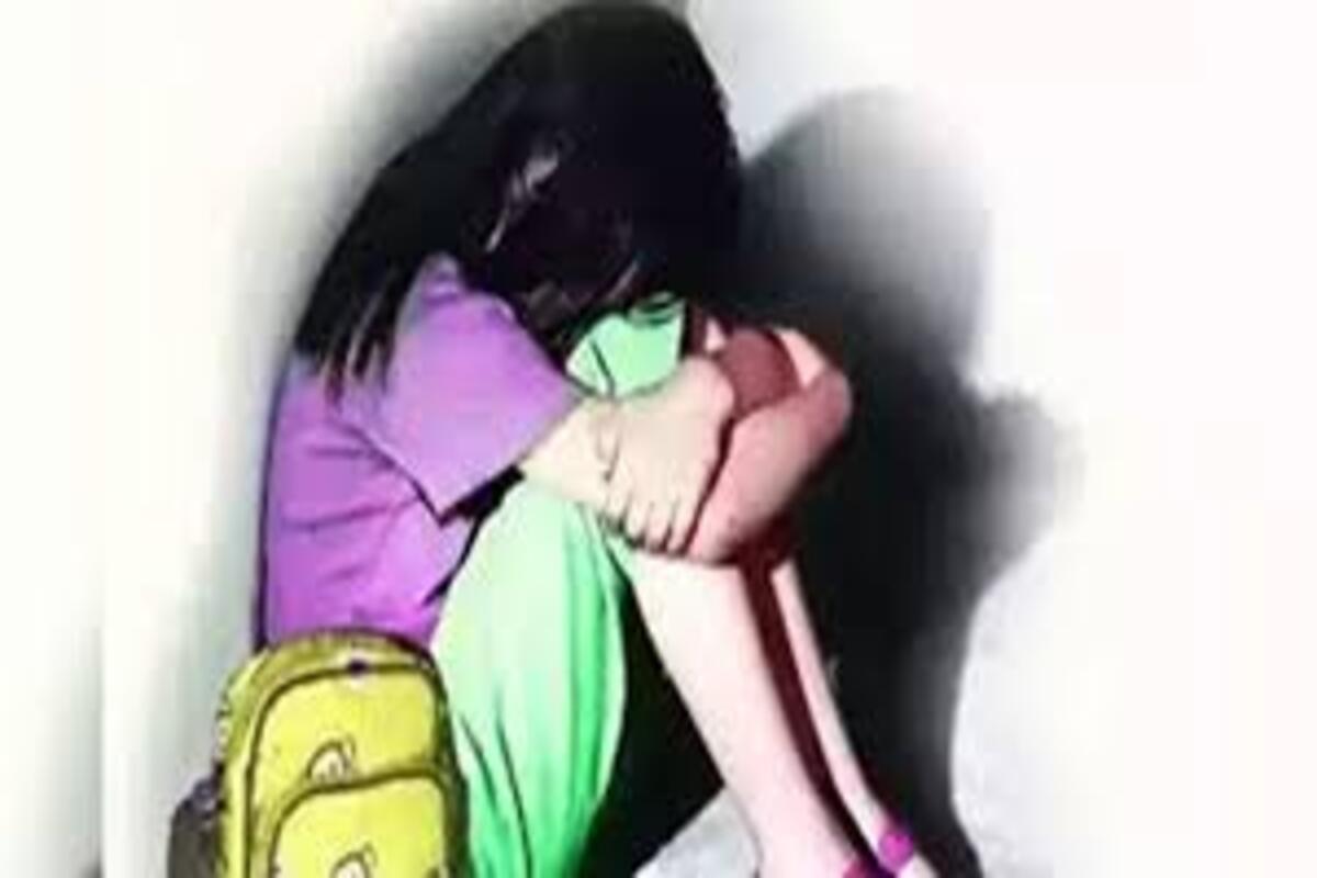 पुण्यातील शिक्षकाचं धक्कादायक कृत्य, विद्यार्थिनींच्या छाती, मांडीला केला स्पर्श अन्...